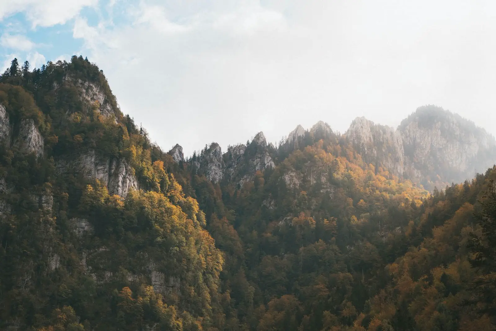 Massif de montagne au-dessus de Grenoble — cabinet d'avocats en droit immobilier
